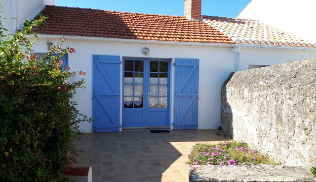 Typical house in Noirmoutier terrace and parking, beach 40 meters