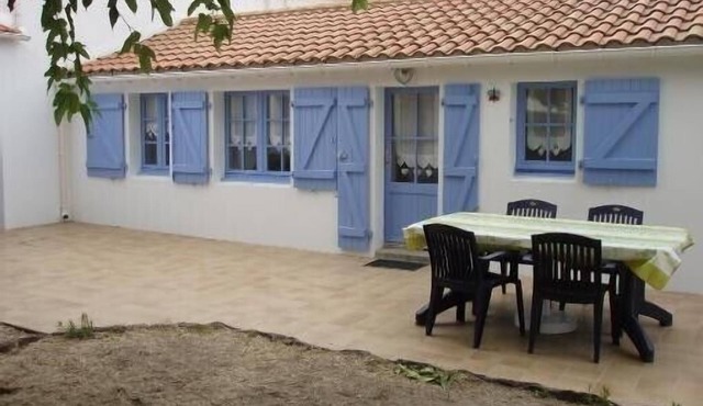 Typical house in Noirmoutier with enclosed garden and parking, beach 50 meters