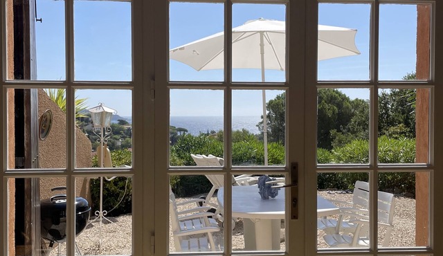 Typical house of Provence in quiet surroundings, with breathtaking sea-view