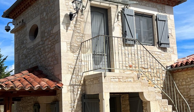 Typical house with dovecote, swimming pool, summer kitchen, close to vineyards