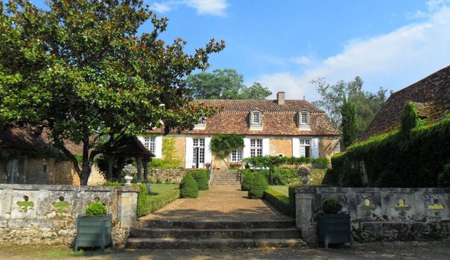 Typical mansion with pool in a haven of peace