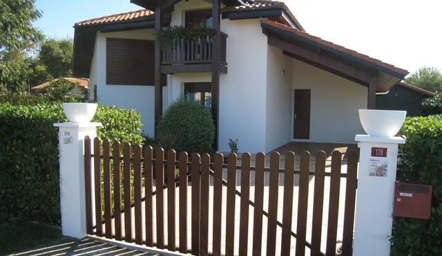 Typical modern Landes house with heated swimming pool and Jacuzzi