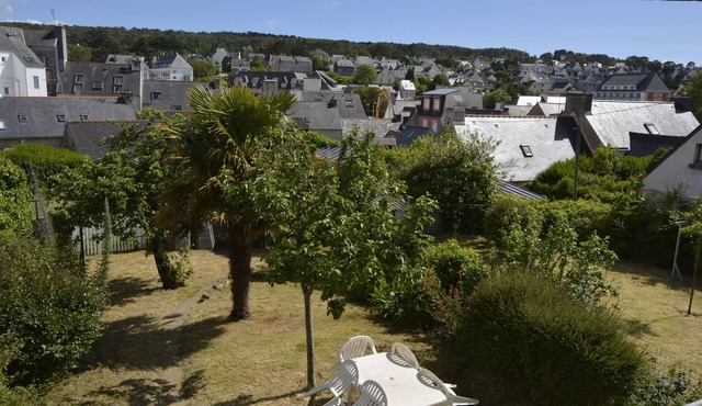 Typical Morgat house 150m from the beach with private garden