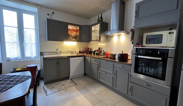 Typical Oléron House, 6 sleeps, town center