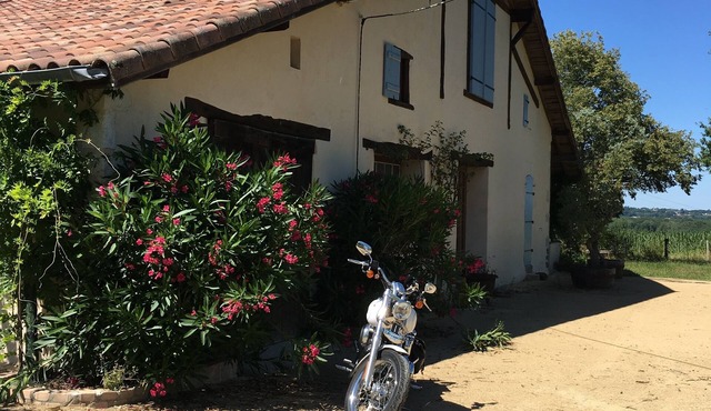 Typical old Landes house in a large, tranquil park