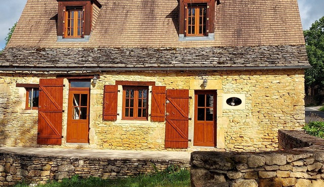 Typical Périgord Noir house with private pool