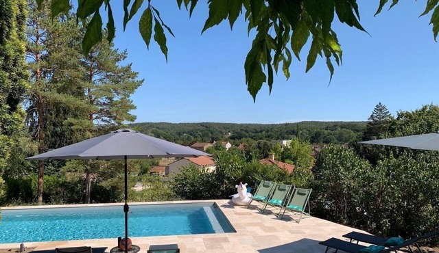Typical Périgord country house, fully equipped, with gardens and swimming pool