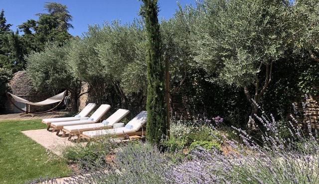 Typical Provencal Villa in Gordes village center with garden, parking and pool.