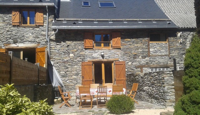 TYPICAL PYRENEAN CHALET BARN, ENCLOSED GARDEN, 5 MINS FROM LUCHON