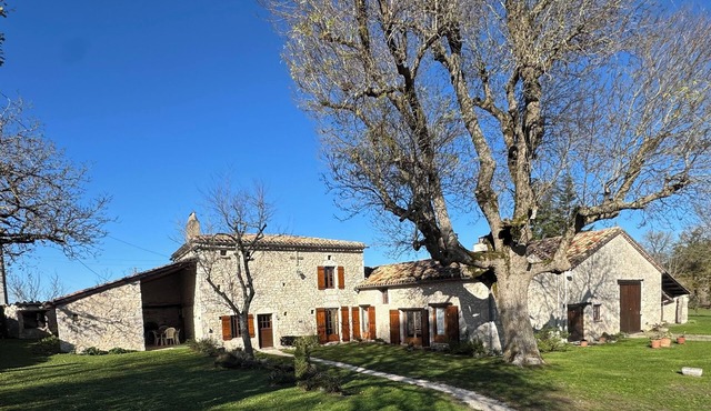 Typical Quercy house with sheltered outdoor spa.