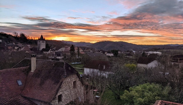 Typical Quercy house, vineyards, hiking and many sites nearby.