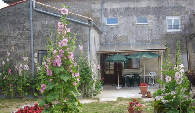 Typical quiet 'charentaise' house in the countryside