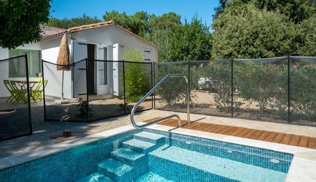 Typical Réthaise house set in large wooded grounds with outdoor spa