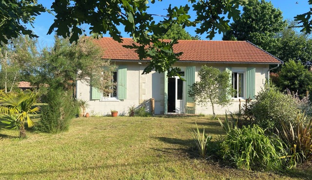 Typical single-storey Médoc house with outbuildings and swimming pool in Carcans