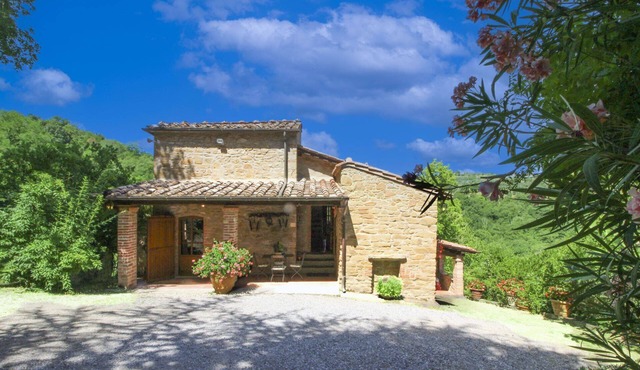 Typical stone villa with private pool, situated in a quiet and secluded position, a few km from the in Monte San Savino