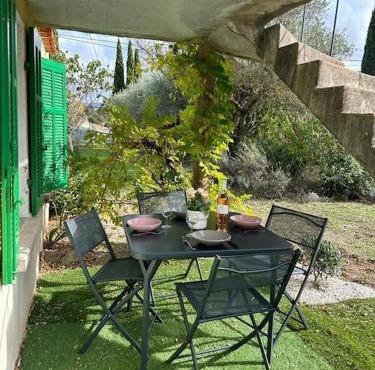 Typique cabanon provençal rénové Attention escalier extérieur pour accéder au 1er étage