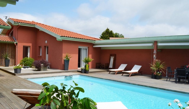 Tyrossaise villa with heated pool near ocean