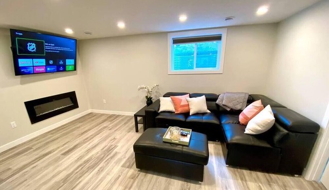 U C 🚶‍♂️distance Bungalow 🏡3BR/2.5BA M/F + Downstairs Legal Secondary Suite 3BR/2BA