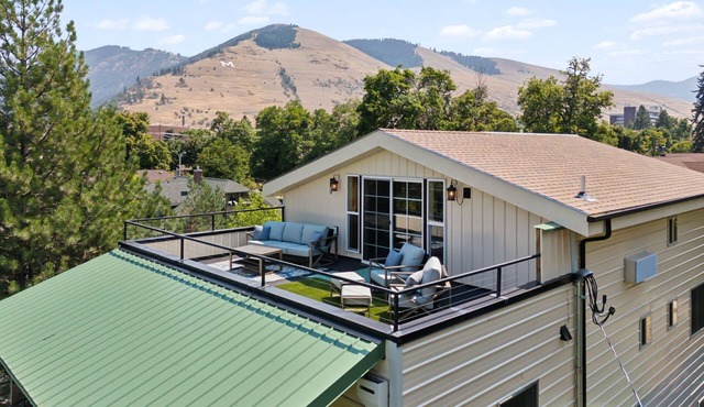 U-District Duplex w/Rooftop Deck, Near Downtown & UMT