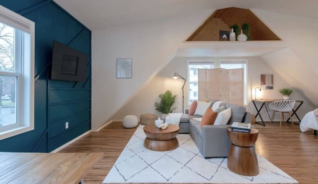 U-District Loft near GU w/Self Check-in & Wifi!