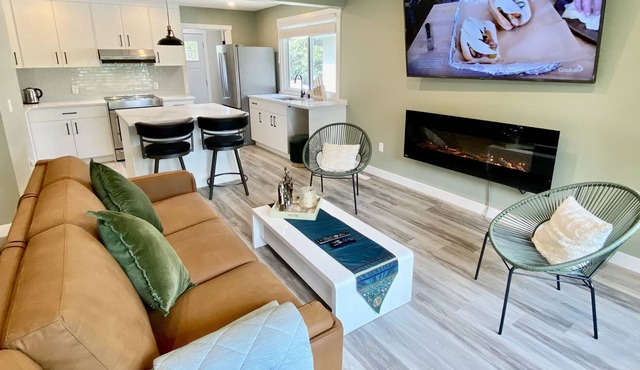 U of C 🚶‍♂️Distance - Main Floor Bungalow 🏡3BR/2.5BA