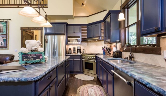 Uber Luxury Home INSIDE Glacier with Hot Tub, Pool Table & Guest House!