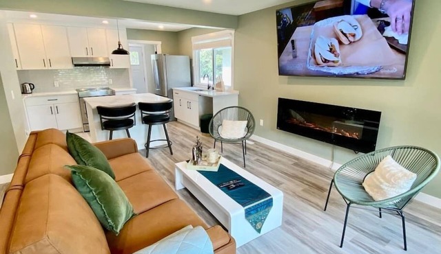 UC WalkingDistance 3BR/2.5BA Up+3BR/2BA Legal Down