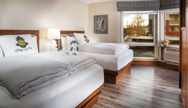 UDistrict Two Queen, Watertown Hotel - Staypineapple, Free Bikes, Near UW!