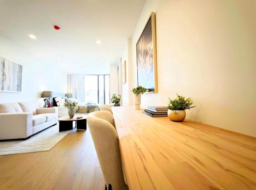 UG31 - Light luxury hotel-style suite in the core of Box Hill, with everything you need for dining and entertainment downstairs