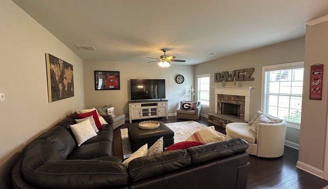 UGAvsBAMA, Perfect Gameday DAWG HOUSE! Sleeps 10+ Comfortably