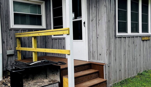 Ugly Cabin, Stunning Escape – Hot Tub! Fire Pit! Fast WIFI! Sunroom! Hiking!