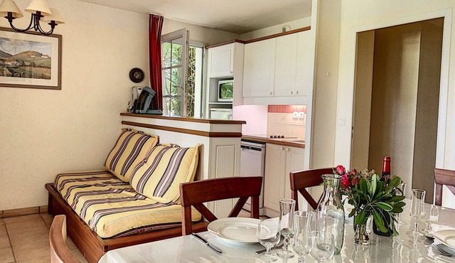 UHART-CIZE, apartment for 4, residence with pool