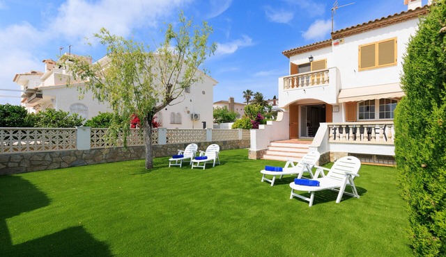 UHC CASA MISTRAL · Private Garden with BBQ · 50m Cristal Beach