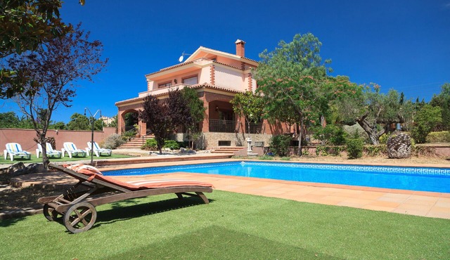 UHC VILLA BOTARELL with large garden and private pool