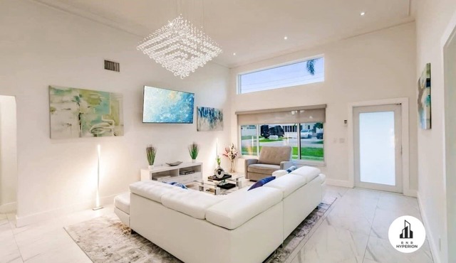 Uhost AI | 5BR Miami | Heated Pool & Water View