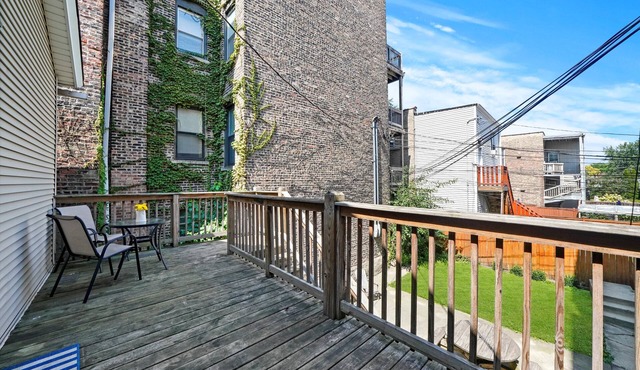 UIC /Little Italy - Adorable 2 Bed 1 Bath Apt - FREE PARKING & IN-UNIT WASH/DRY