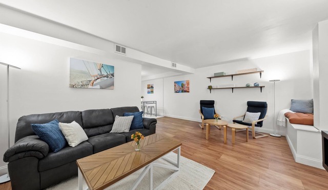UIC/Little Italy - Delightful 1 Bed 1 Bath Apt FREE PARKING & IN-UNIT WASH/DRY