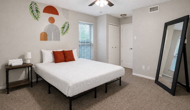 UIC/Med District 2BR | Pool & Parking