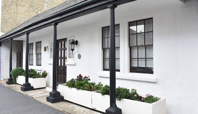 UKC4174 The Cottage by the Sea