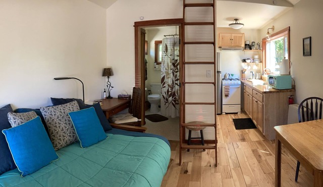 Ulee’s Gold: Cozy Cottage + Loft + Pet-Friendly
