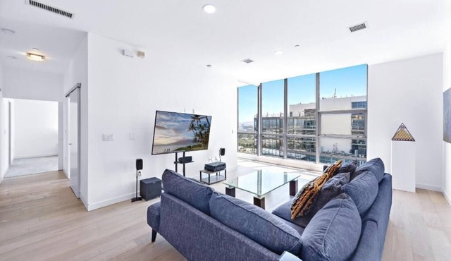 Ultimate 25th-Floor Retreat – Unmatched City & Mountain Views