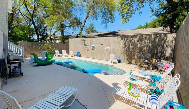 Ultimate 5 bedroom - 3 bath Family Vacation home with private Pool - SSI!