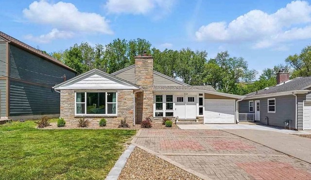 Ultimate 5-bedroom Hawkeye Tailgate Spot – Steps from Kinnick Stadium!