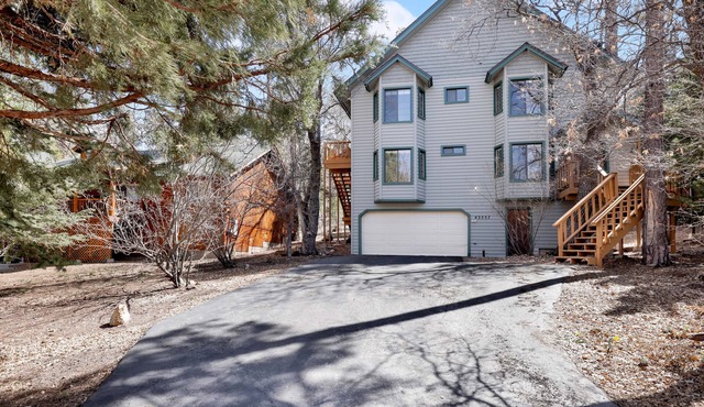 Ultimate 6BR Big Bear Lodge: 2,700+ Sq Ft, Wood Fireplace & 5-Car Flat Driveway