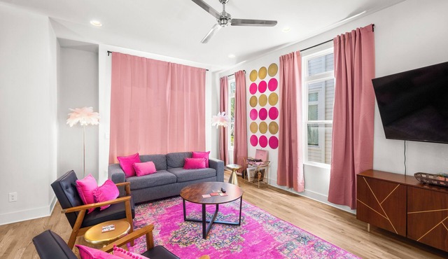 Ultimate Bach 10min to DT, Insta Walls Every Room