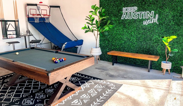 Ultimate Bachelor HQ 10 Bed Hot Tub, Game Room, Heated Pool 10 Min DT