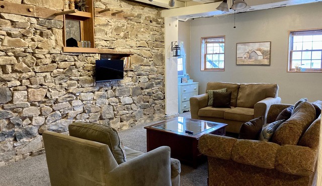 Ultimate Barn Stay with lots of space! Visit farm animals and 20 min to Hershey!