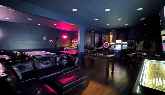 Ultimate Bayonne Escape: 6Bed/4Bath, Gameroom, Sleeps 39, few min to train