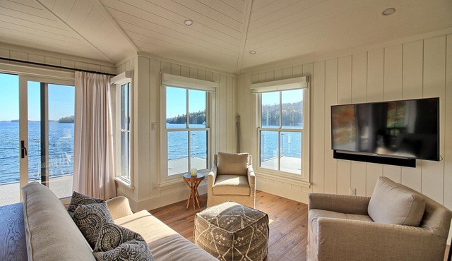 Ultimate Boathouse Entertaining, New 6 bdrm, 8 bath Cottage/Boathouse! Hot tub!