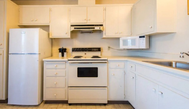 Ultimate Cali Destination! Spacious and Clean, Pool, Jacuzzi, Free Parking!